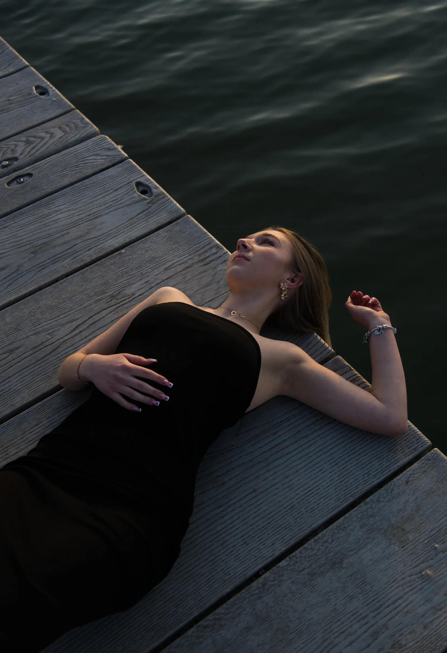 Swobodny kobiecy portret na pomoście nad wodą — Janiczek Foto